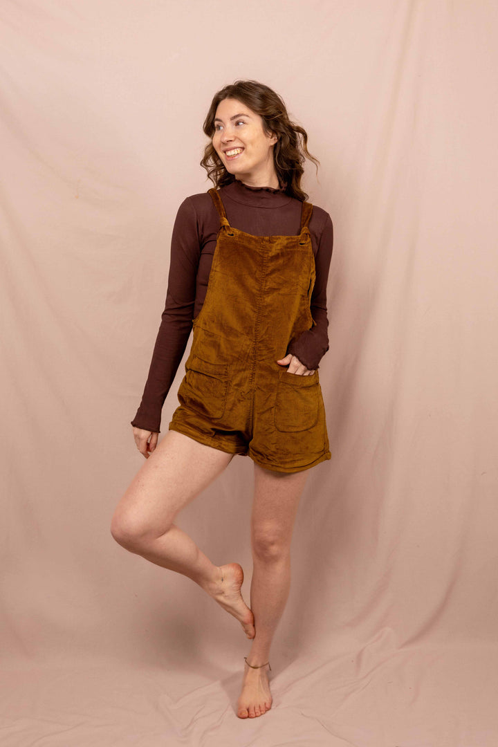 Kurze Latzhose aus Cord Baumwolle, Unisex Hose in Braun für Frauen und Männer