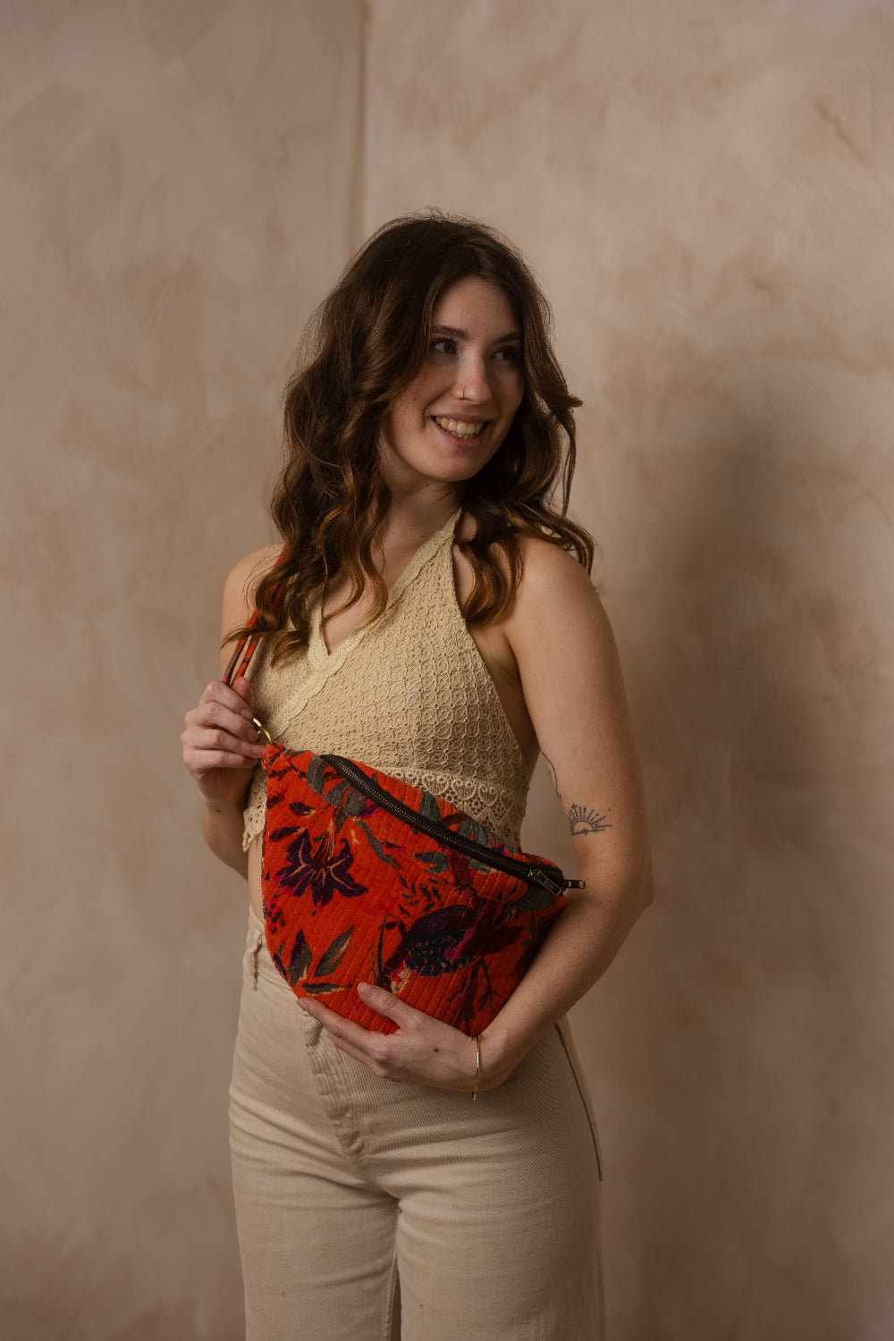 Rote Moon Bag, Große Hipster Umhängetasche, Boho Bauchtasche aus Samt 