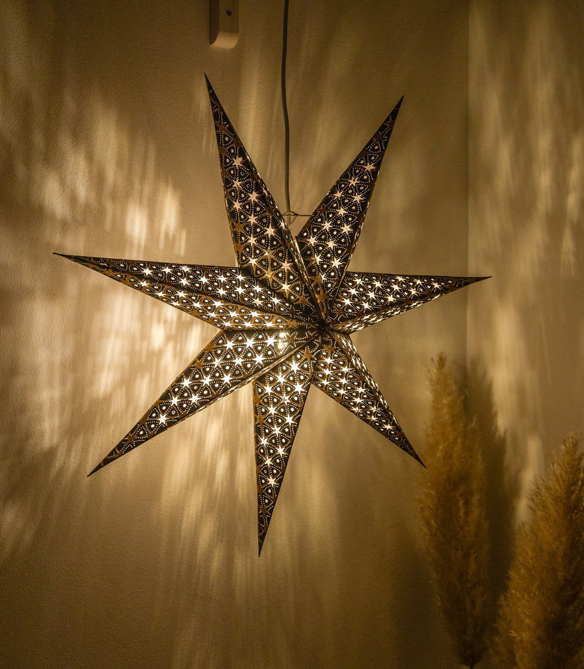 Weihnachtsstern aus Papier als Weihnachts-Dekoration, in schwarz Boho style.