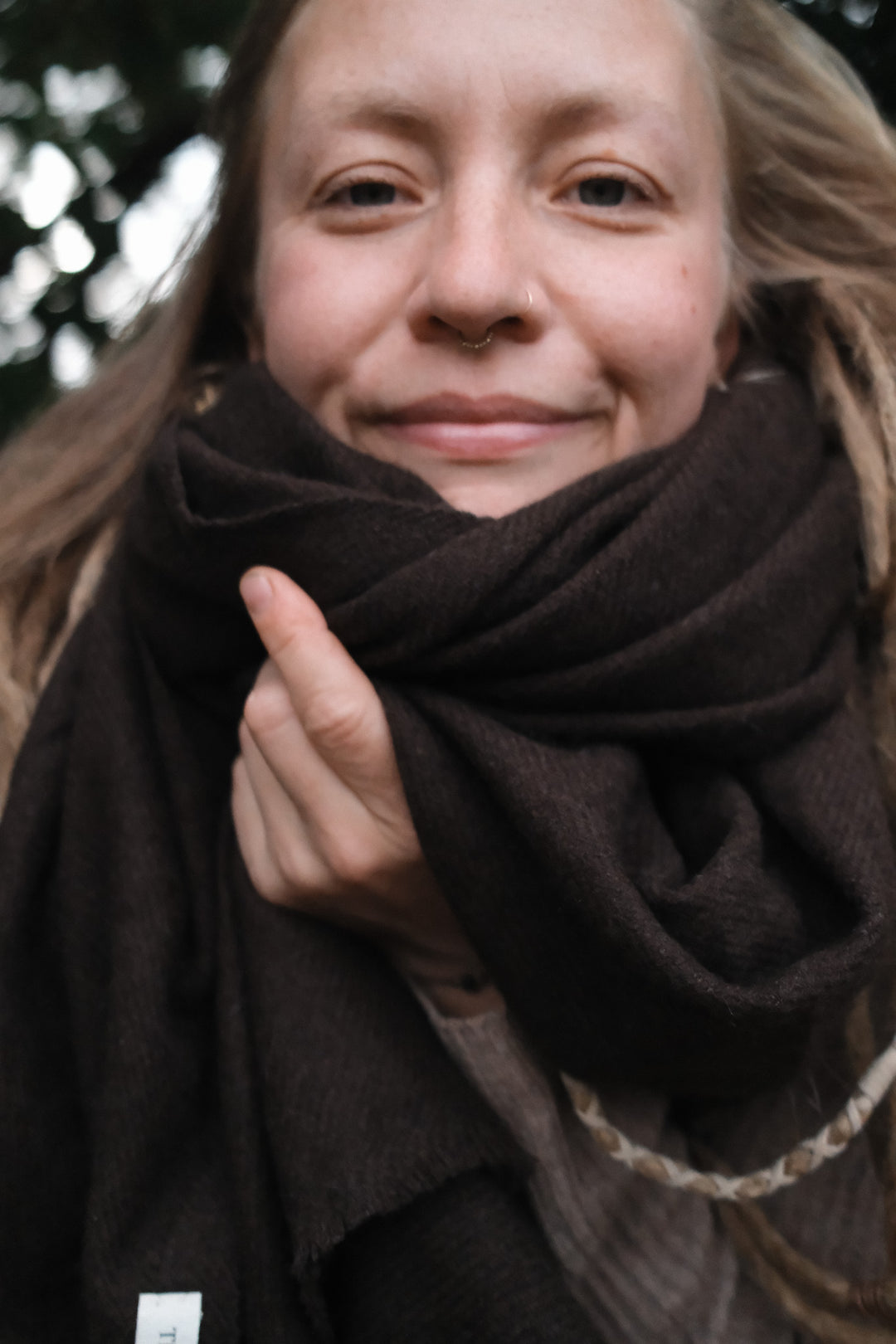 weicher Schal aus Yakwolle an einer jungen dame.