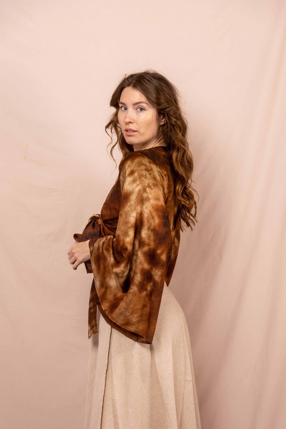 Lässiges Batik Wickeltop, Vintage Wickelbluse, Bluse zum Wickeln, Braunes Top mit langen Ärmeln