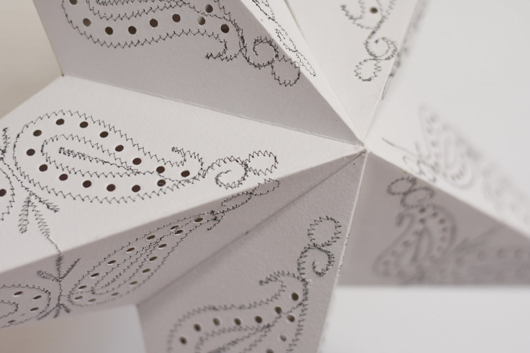 Bestickter Stern in WEISS mit Paisley-Muster