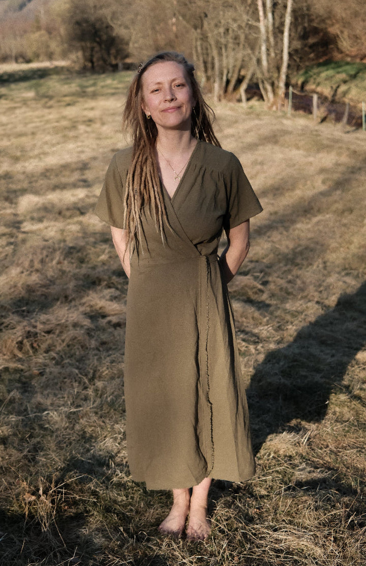Wickelkleid in Grün, Olive-Grün. Aus reiner Baumwolle.