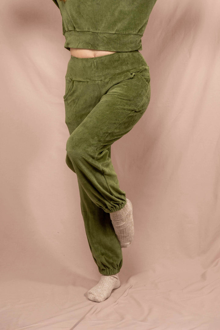 Samhose, Jogginhose in Grün, Taschen. Bequeme lockere Hose aus samt, sehr weich, 100% Baumwolle, weiche Baumwollhose