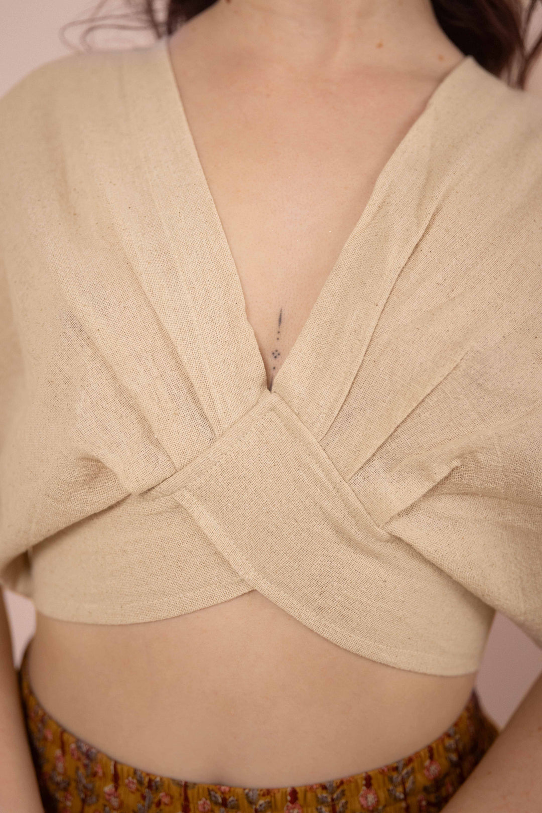 Feminines Top ~ SAKURA Naturweiß