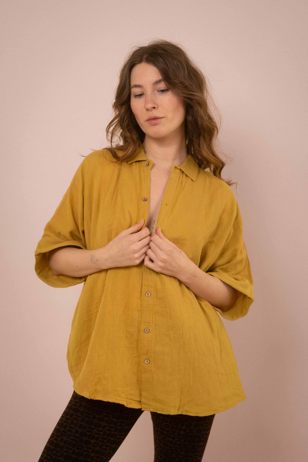 Musselin-Hemd JAMIE Mustard, Oversize Bluse aus 100% Baumwolle, in Gelb, Frauenshirt mit Knöpfen, Übergroßes Sommerhemd mit kurzen Ärmeln, Kurze Musselinbluse für Damen, Button up down shirt Frau, Unisex, Männer