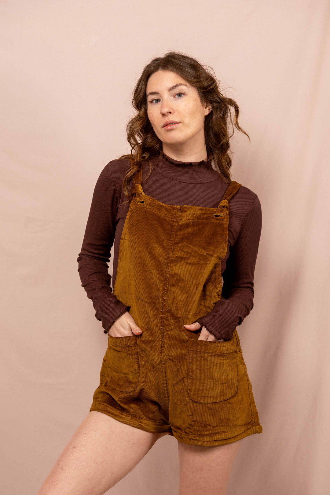 Kurze Latzhose aus Cord Baumwolle, Unisex Hose in Braun für Frauen und Männer