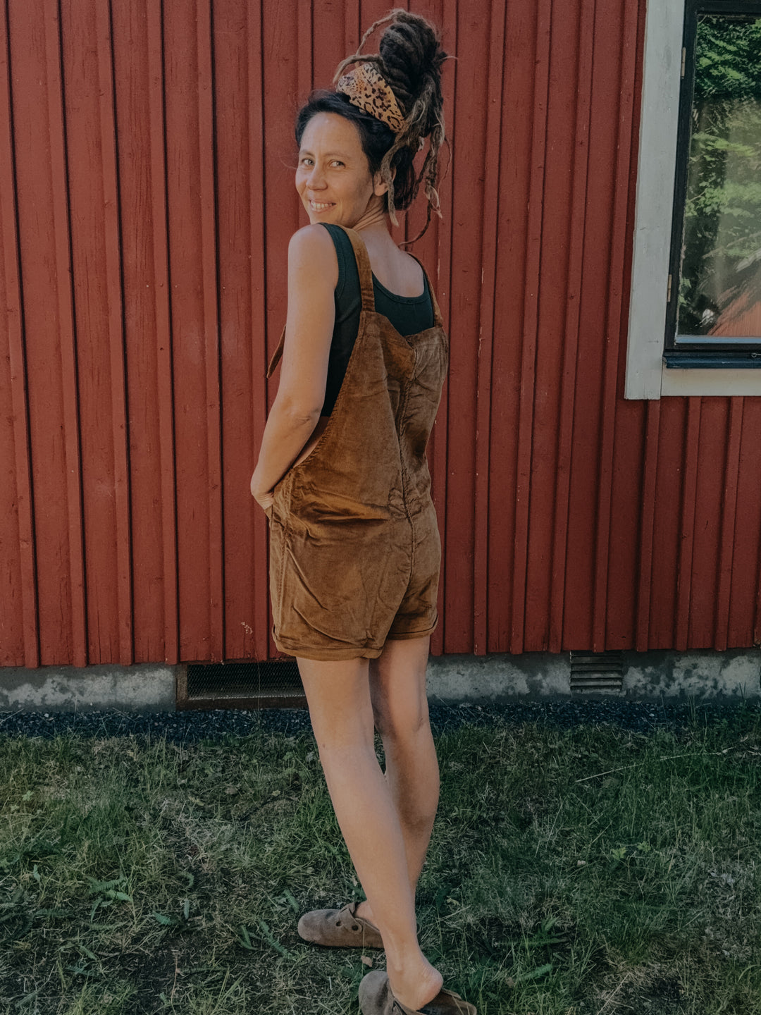 Kurze Cord-Latzhose LIV OCKER