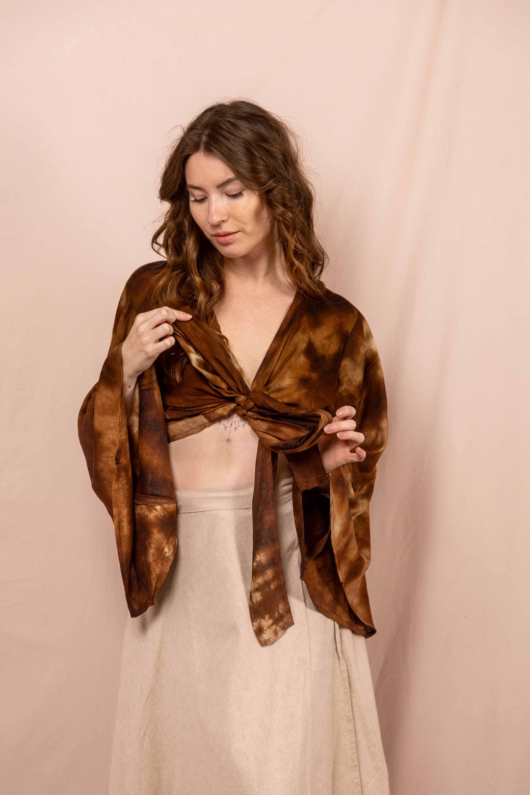 Lässiges Batik Wickeltop, Vintage Wickelbluse, Bluse zum Wickeln, Braunes Top mit langen Ärmeln