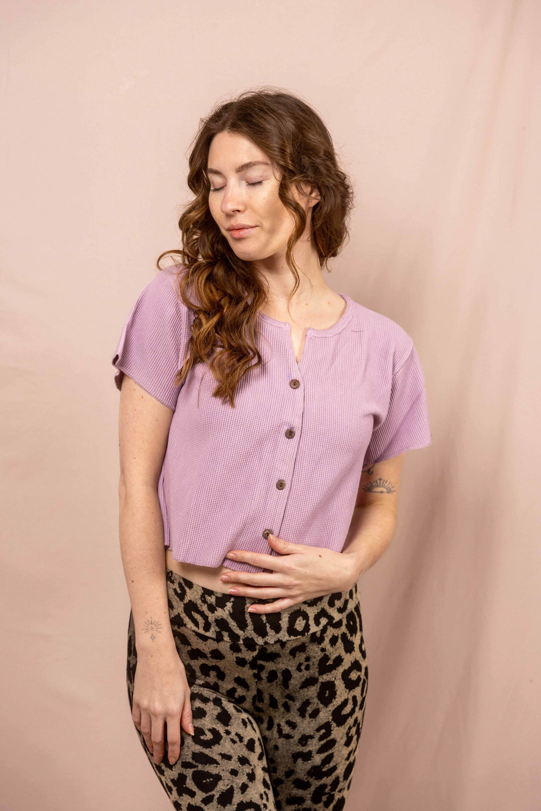 Helle Sommerbluse in Lila, Waffle Shirt, Top mit Knöpfen