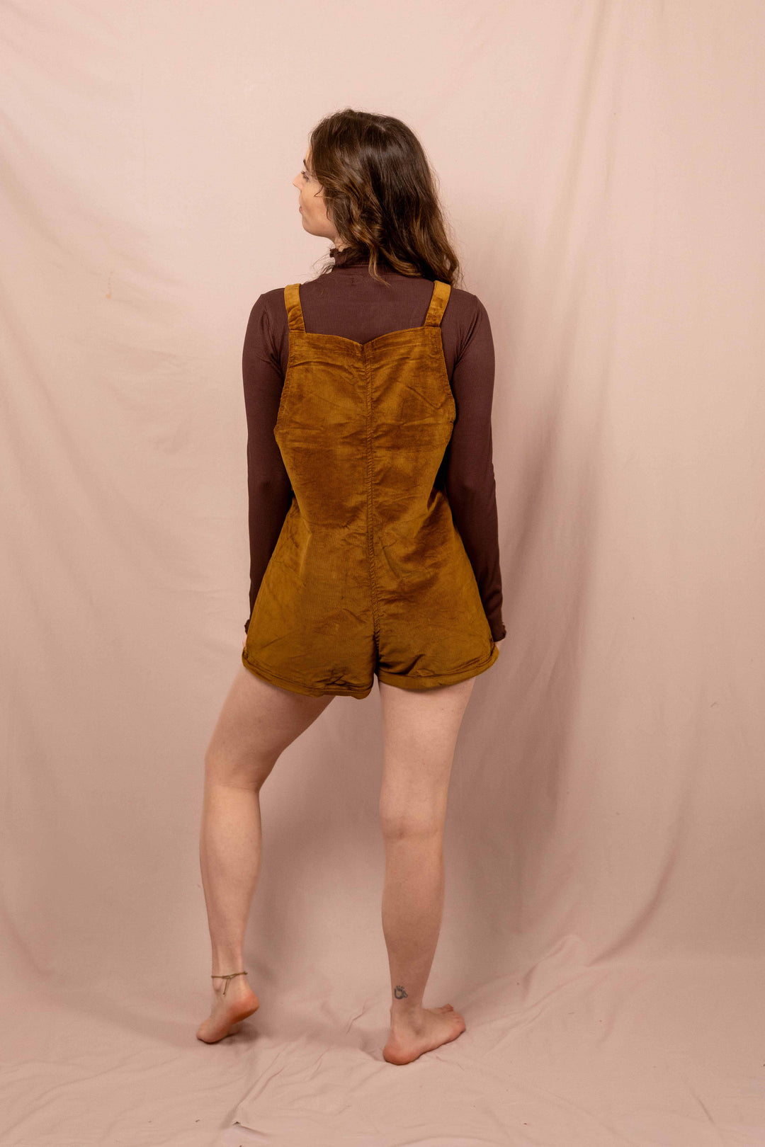 Kurze Latzhose aus Cord Baumwolle, Unisex Hose in Braun für Frauen und Männer mit Taschen