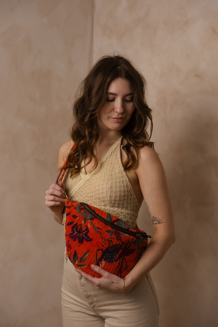 Rote Moon Bag, Große Hipster Umhängetasche, Boho Bauchtasche aus Samt 