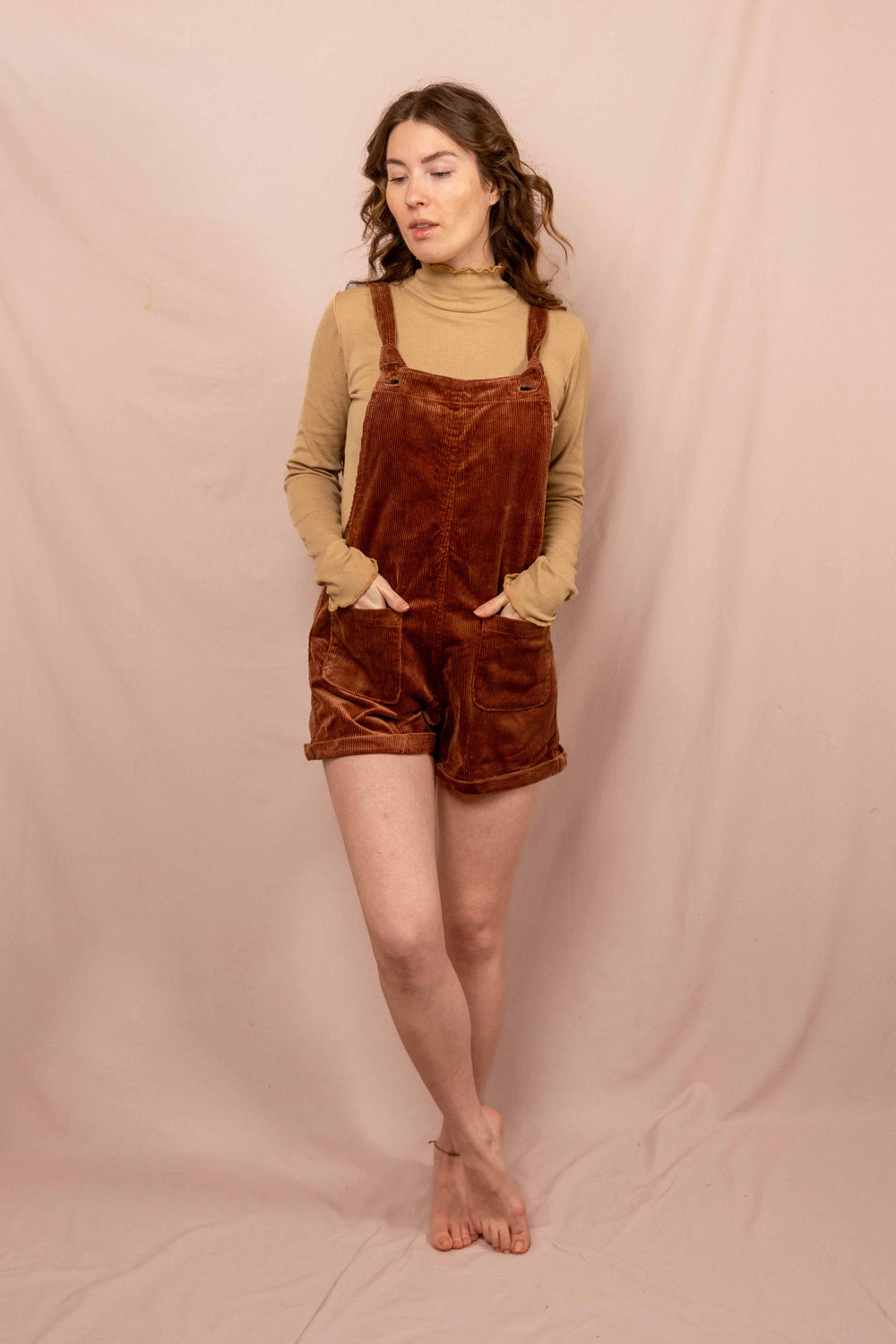 Kurze Latzhose aus Cord Baumwolle, Unisex Hose in Rost Rot für Frauen und Männer mit Taschen