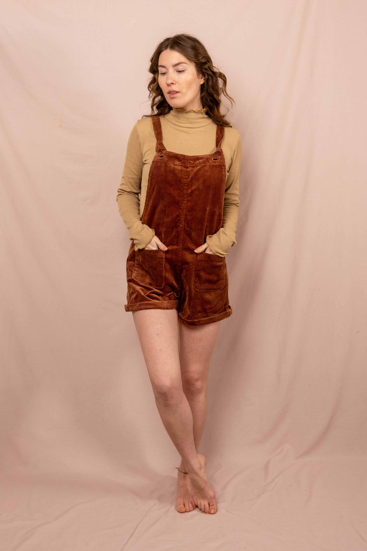 Kurze Latzhose aus Cord Baumwolle, Unisex Hose in Rost Rot für Frauen und Männer mit Taschen