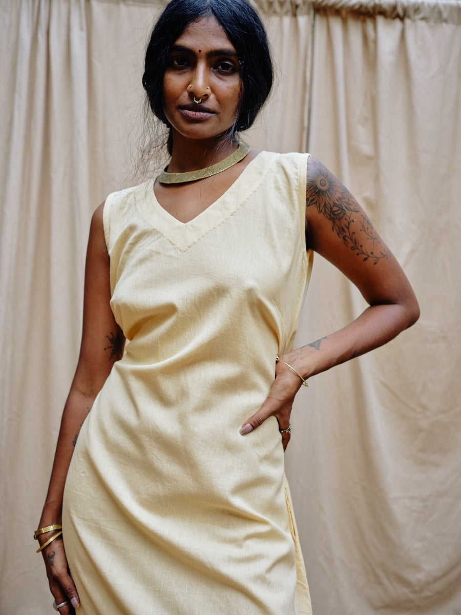 Weisses Kleid aus reiner Baumwolle. Sommerkleid in Weiß. Ärmellos.