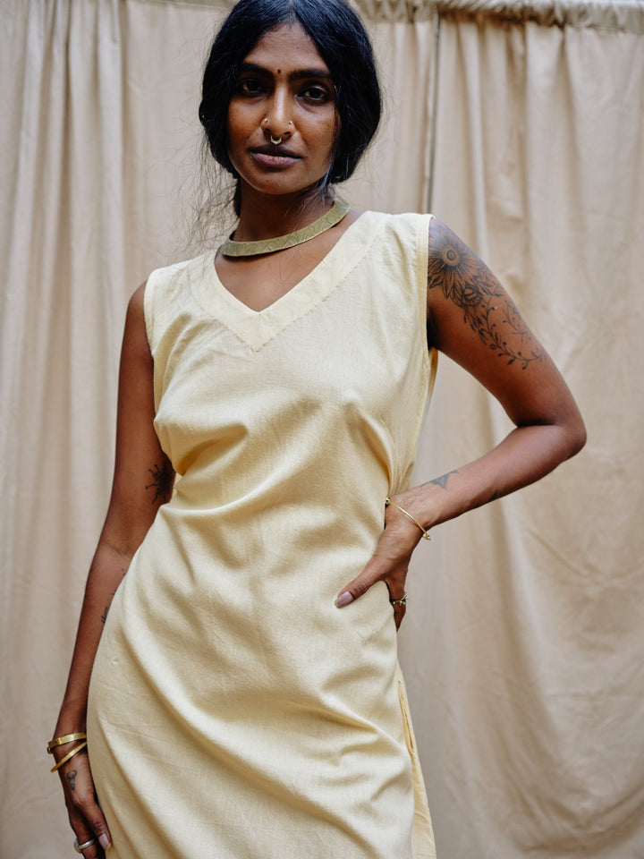 Weisses Kleid aus reiner Baumwolle. Sommerkleid in Weiß. Ärmellos.
