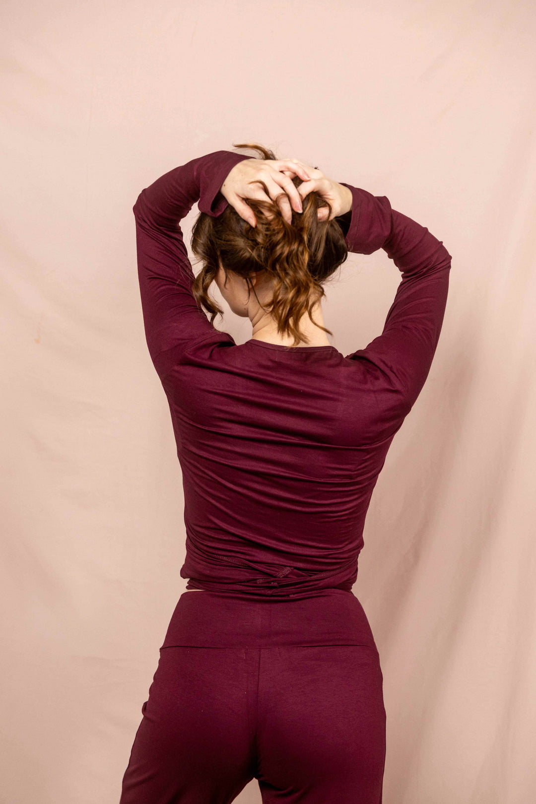 Wickelbluse in Aubergine, Wickeltop, Wickeloberteil, Sportoberteil, Yoga oberteil, Yogatop, langärmlig