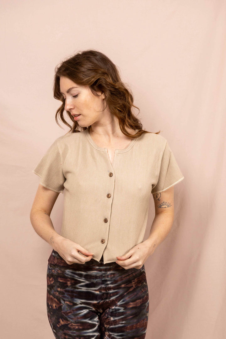 Helle Sommerbluse in Grau / Beige, Waffle Shirt, Top mit Knöpfen