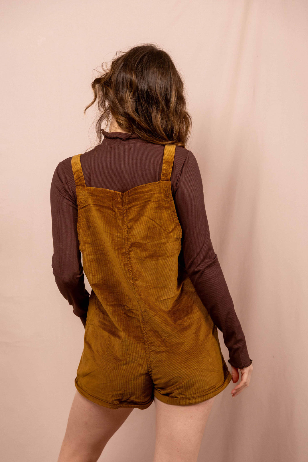 Kurze Latzhose aus Cord Baumwolle, Unisex Hose in Braun für Frauen und Männer