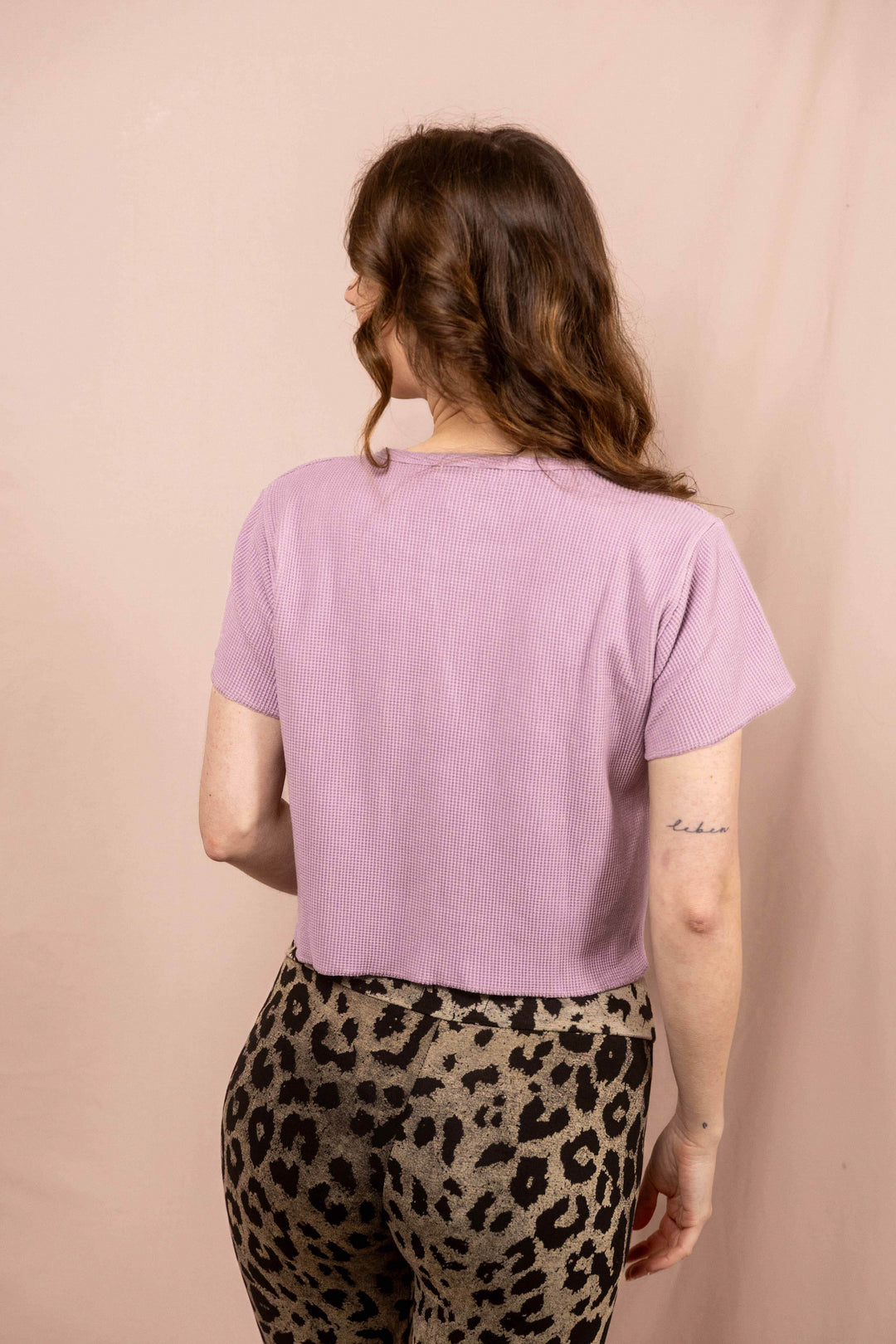 Helle Sommerbluse in Lila, Waffle Shirt, Top mit Knöpfen