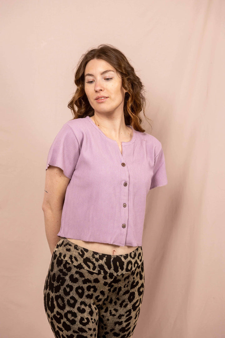 Helle Sommerbluse in Lila, Waffle Shirt, Top mit Knöpfen