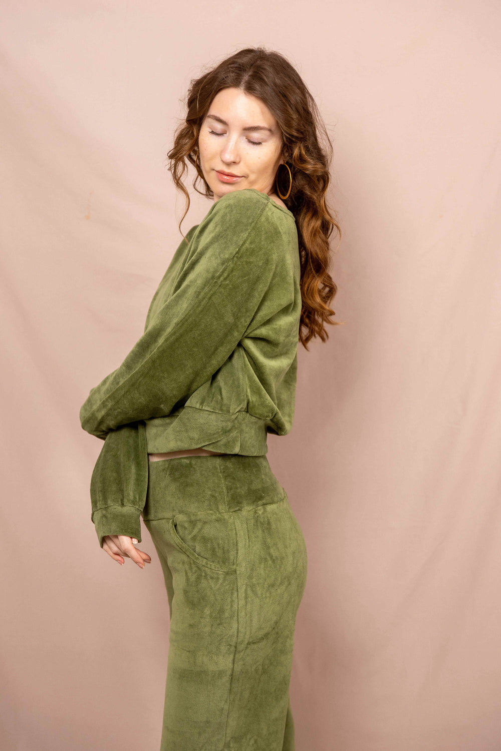 Samtpulli in Grün, Bequemer Pullover, Set Jogging, Oberteil und Hose, Zuhauseklamotte, Weich und Kuschelig, Pyjama-Set