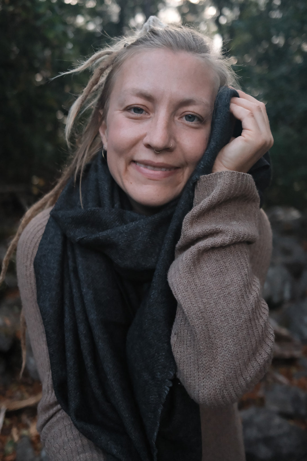 Frau trägt super weichen Schal aus Yakwolle.