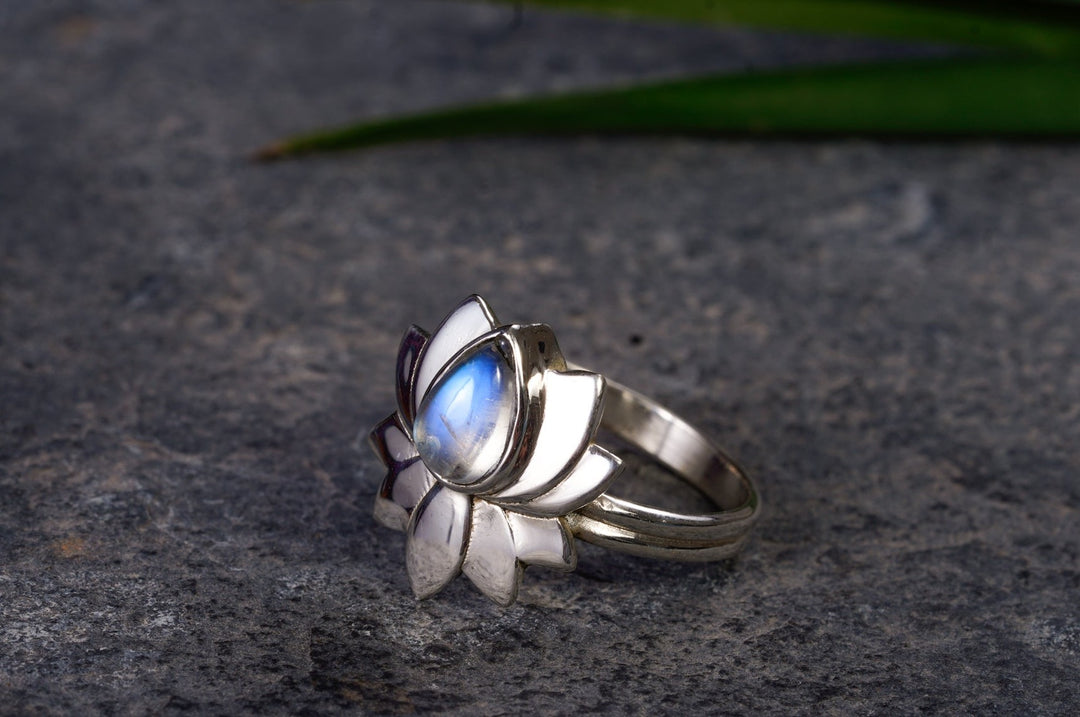 Ring ~ BLUE LOTUS ~ Mondstein ~ Lotusblüten Ring mit Edelstein Weiß