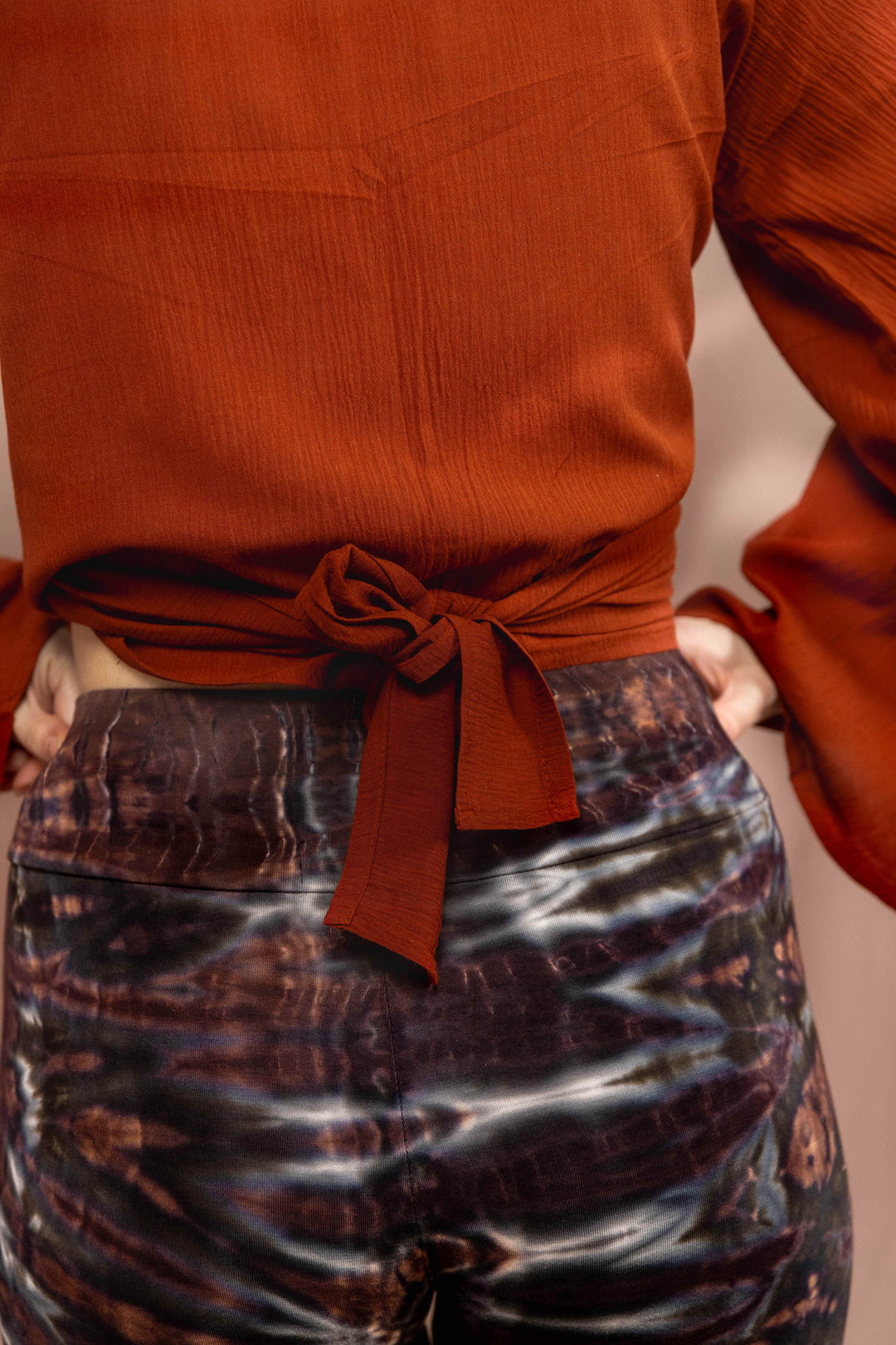 Lässiges Batik Wickeltop, Vintage Wickelbluse in Rost Rot, Bluse zum Wickeln, Top mit langen Ärmeln