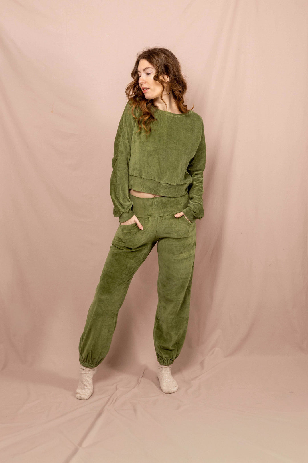 Samtpulli in Grün, Bequemer Pullover, Set Jogging, Oberteil und Hose, Zuhauseklamotte, Weich und Kuschelig, Pyjama-Set