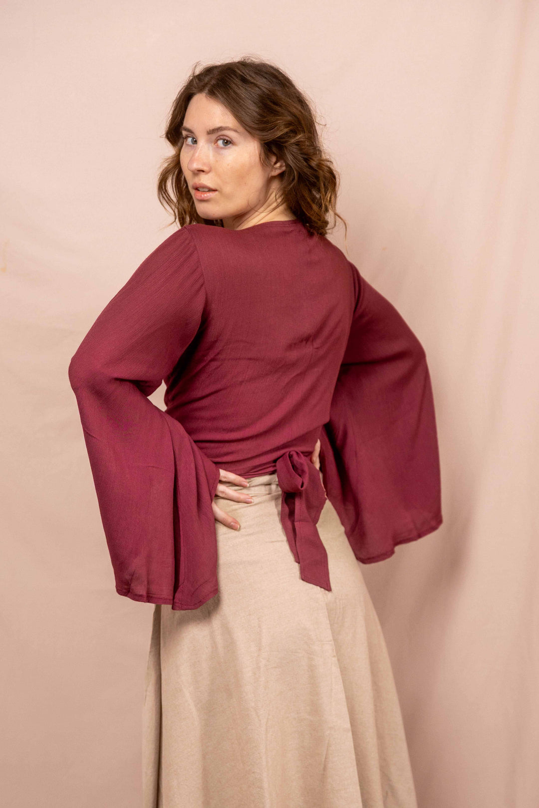 Lässiges Batik Wickeltop, Vintage Wickelbluse in Malve Rot, Bluse zum Wickeln, Top mit langen Ärmeln