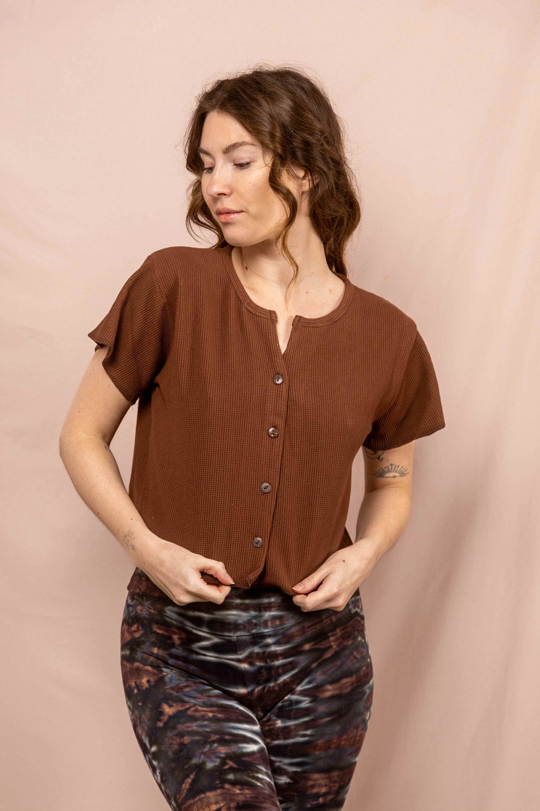 Helle Sommerbluse in Braun, Waffle Shirt, Top mit Knöpfen, Bluse, Kurzärmelig 