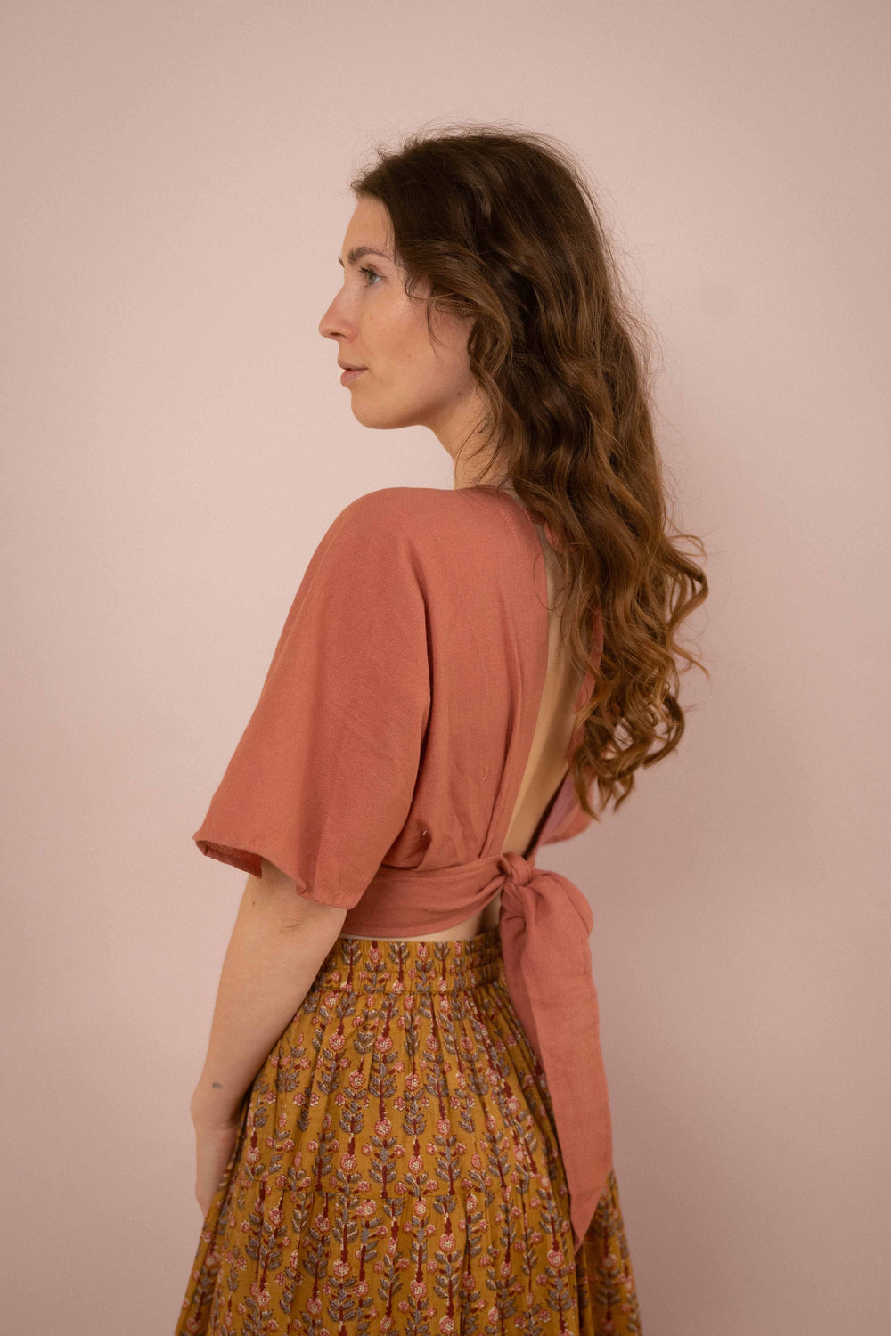 Ein elegantes rosa Top mit weiten Ärmeln. Das Croped Top hat einen tiefen V-Auschnitt. Bauchfrei und aus 100% Baumwolle. Wickelbluse, Wickeltop.