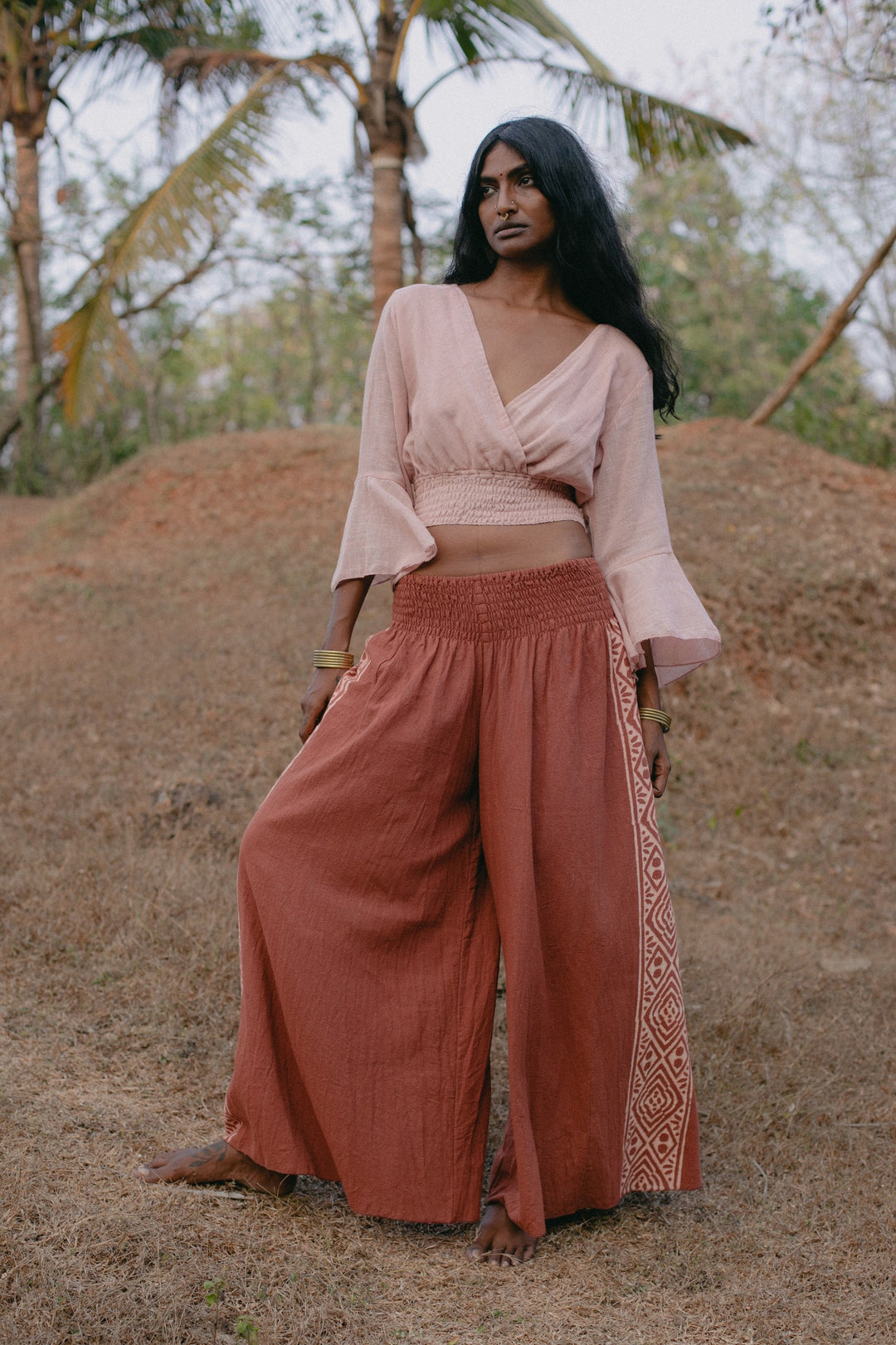 Ein Flexibles Top AMAL in Rosa. Es ist ein Boho Tank Top welches Fair hergestellt wurde, es ist Bauchfreies und Kurz. Man kann es auch als Shirt mit Trompetenärmel, Rasafarbene Vintage Bluse, Crop Top oder Bluse beschreiben. Es besteht aus 100% Baumwolle.
