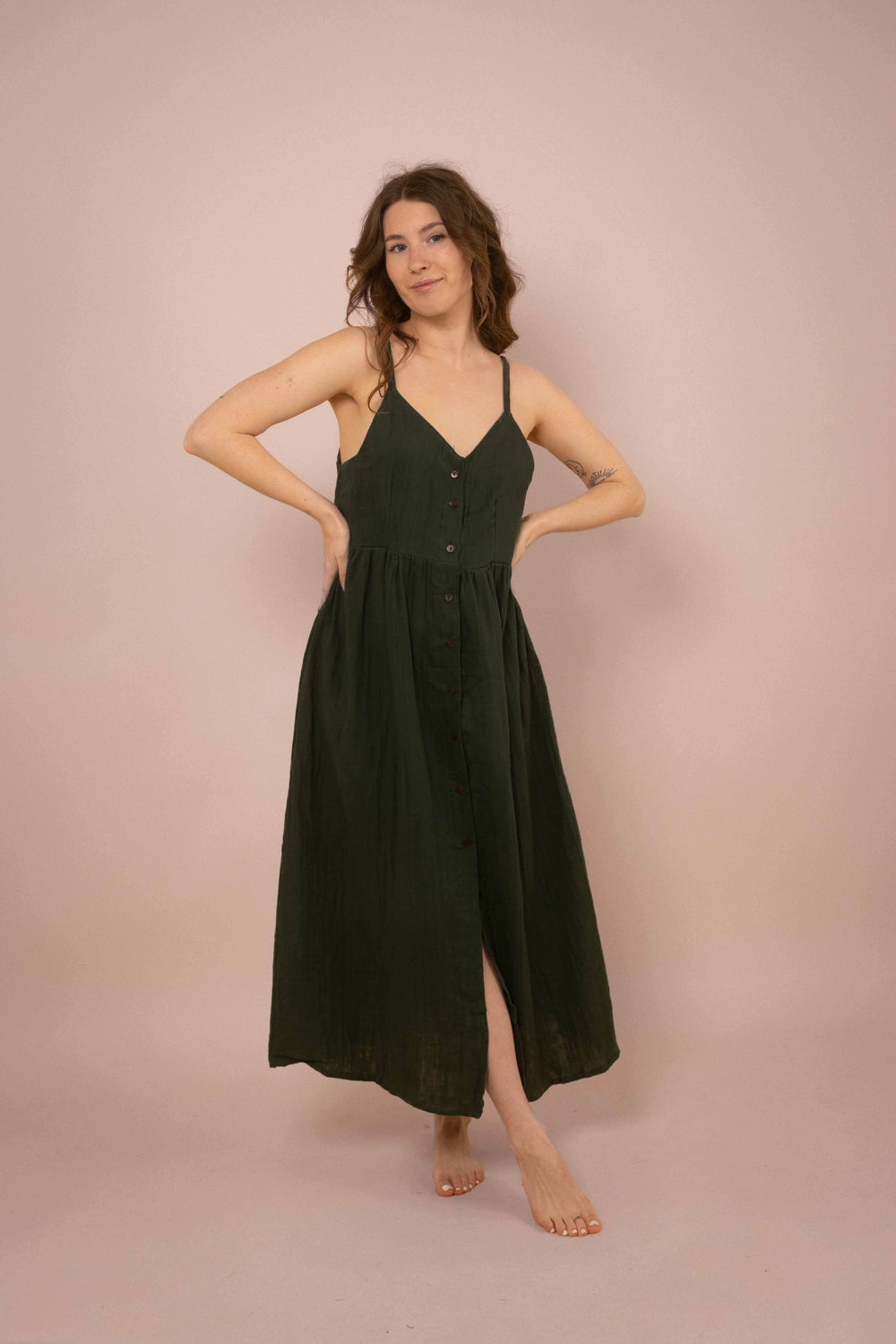 Ein langes dunkelgrünes Vintage Kleid aus 100% Baumwolle. Das schlichte Bauernkleid hat Knöpfen vorne und Träger.