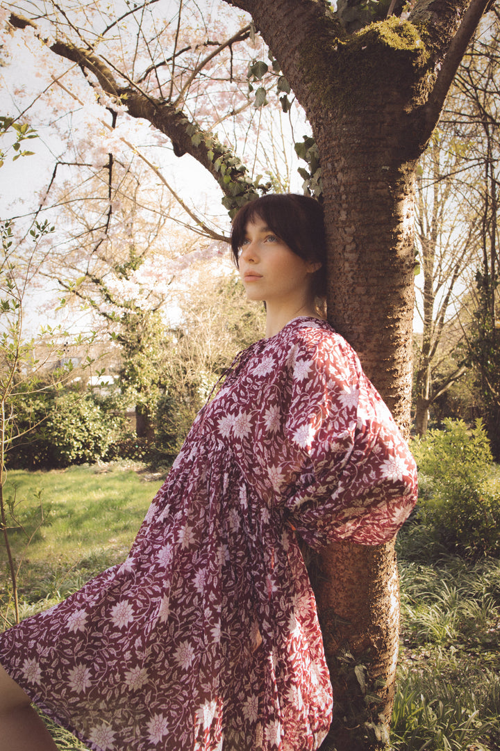 Dieses Minikleid mit Blumenmuster besteht aus 100% Voile-Baumwolle. Das Kurze Sommerkleid ist luftig und leicht und in einem Vintage Hippie Style mit Blumen.