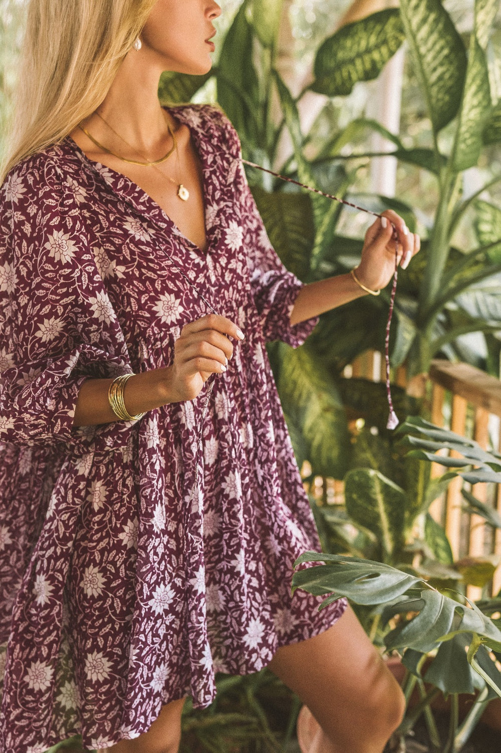 Dieses Minikleid mit Blumenmuster besteht aus 100% Voile-Baumwolle. Das Kurze Sommerkleid ist luftig und leicht und in einem Vintage Hippie Style mit Blumen.