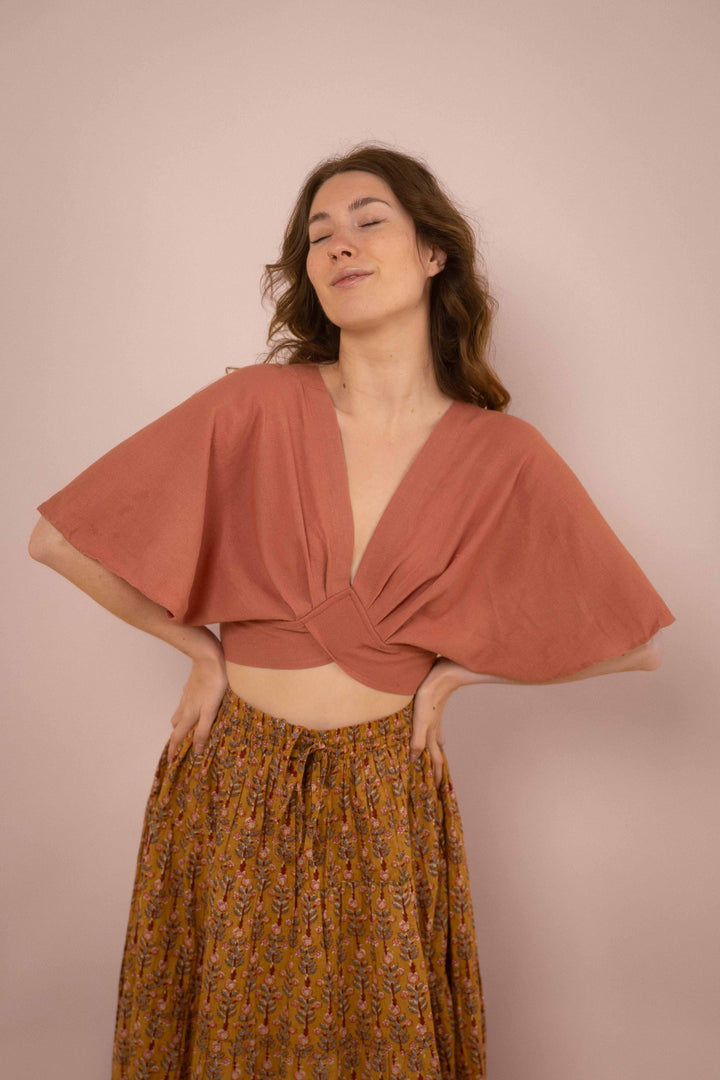 Ein elegantes rosa Top mit weiten Ärmeln. Das Croped Top hat einen tiefen V-Auschnitt. Bauchfrei und aus 100% Baumwolle. Wickelbluse, Wickeltop, Rückenfrei.