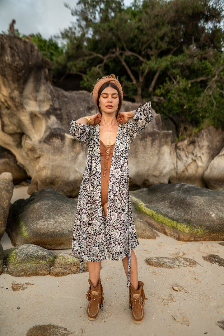 Sari-Kimono Schwarz-Weiß, Rückansicht mit Blumenmuster, Einheitsgröße.