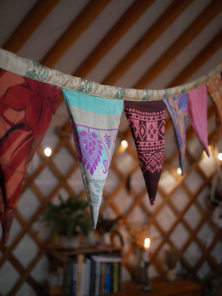 Bunte Wimpelkette aus recycelten Saristoffen | Girlande | 12 Wimpel | 3 Meter, Partydeko, Hochzeitsdeko, Dekoration, Kinderzimmer, Garten Deko. Bunt.