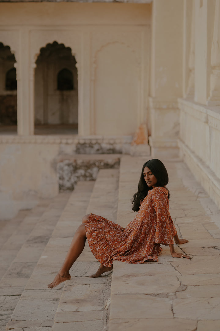 Verspielte Farben machen dieses Mini-Sommerkleid zu einem Hingucker. Das Orange-Farbene Vintage Kleid ist perfekt für den Urlaub, Strand oder Alltag.