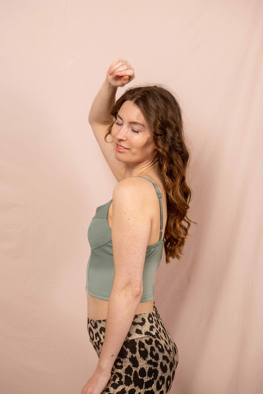 Bauchfreies Crop Top, Basic Bra Top, Oberteil in Mini Grün mit Trägern, Feinripp BraTop