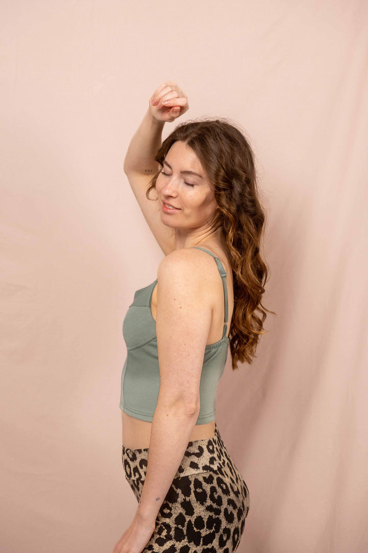 Bauchfreies Crop Top, Basic Bra Top, Oberteil in Mini Grün mit Trägern, Feinripp BraTop