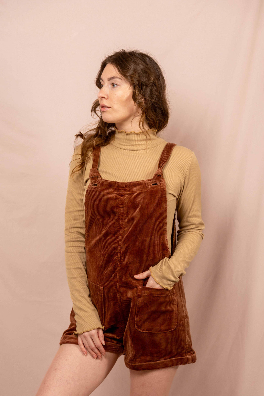 Kurze Latzhose aus Cord Baumwolle, Unisex Hose in Rost Rot für Frauen und Männer mit Taschen