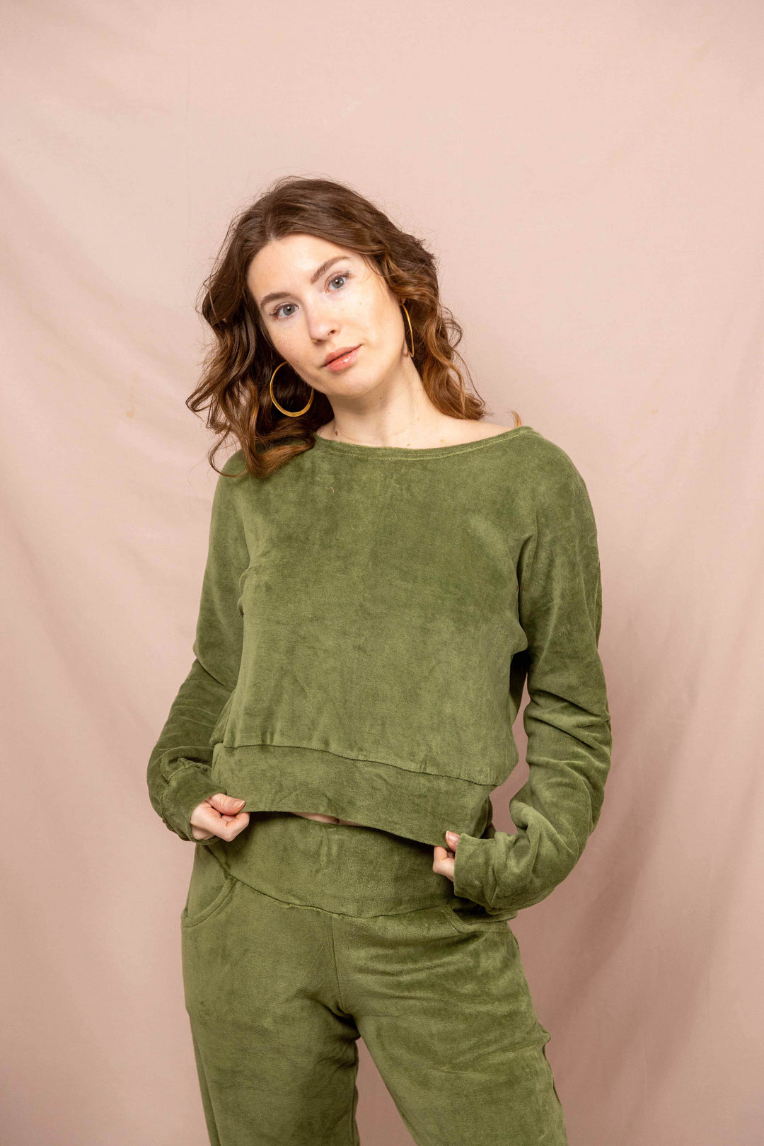 Samtpulli in Grün, Bequemer Pullover, Set Jogging, Oberteil und Hose, Zuhauseklamotte, Weich und Kuschelig, Pyjama-Set