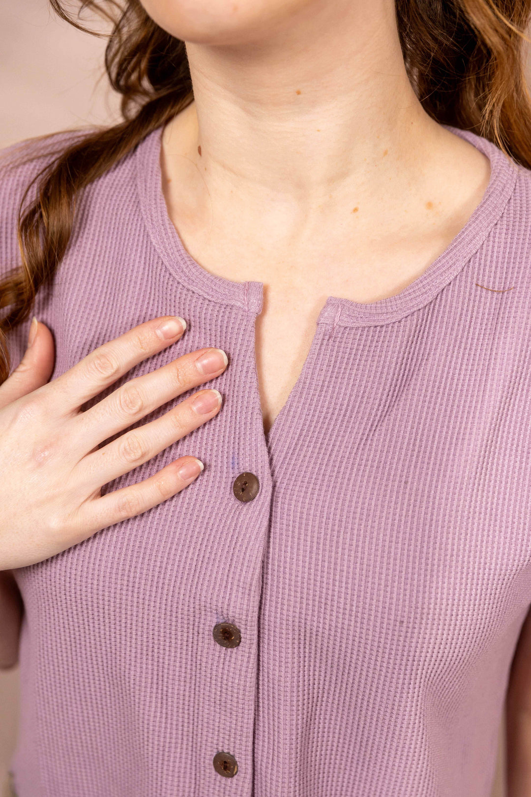 Helle Sommerbluse in Lila, Waffle Shirt, Top mit Knöpfen