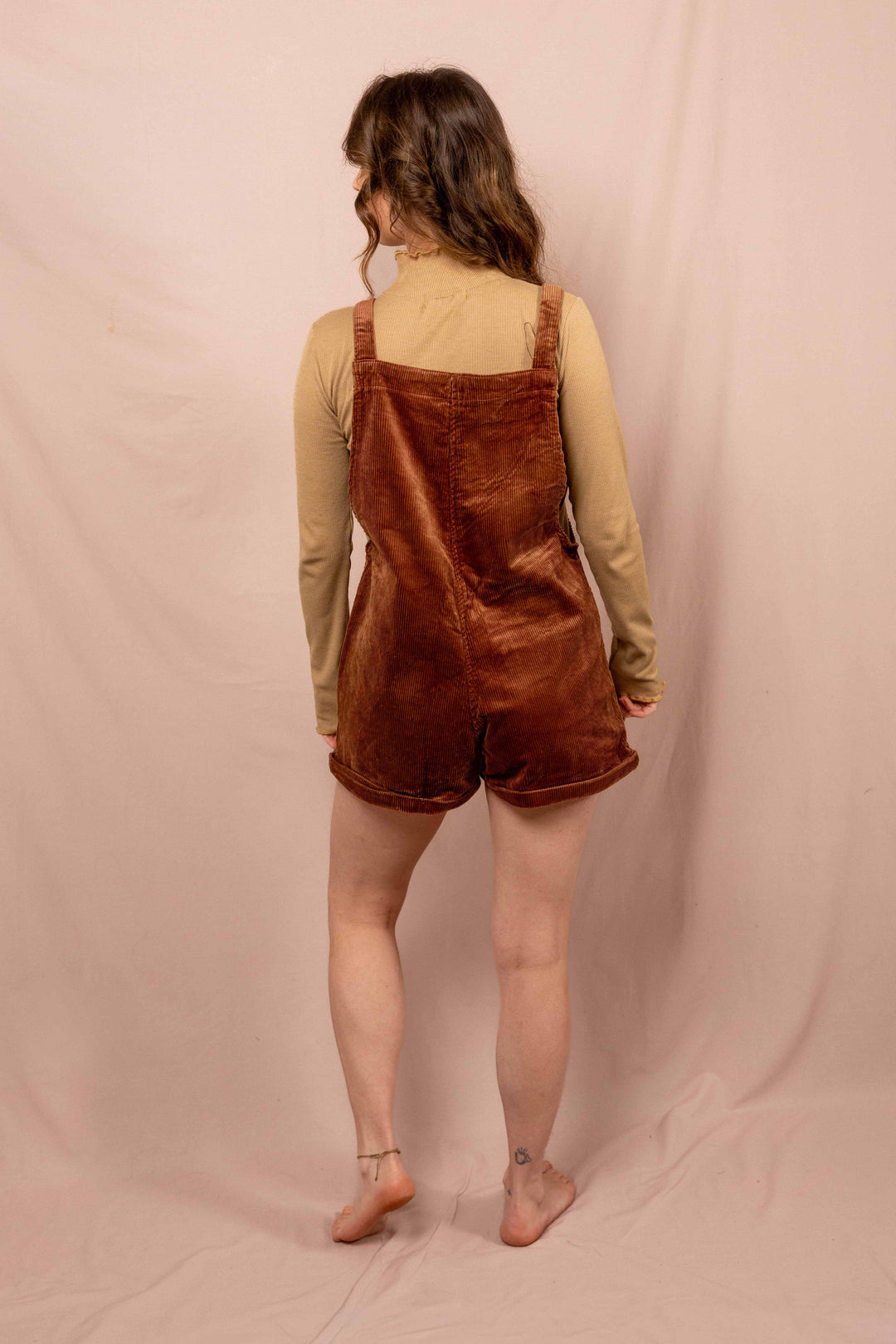 Kurze Latzhose aus Cord Baumwolle, Unisex Hose in Rost Rot für Frauen und Männer mit Taschen