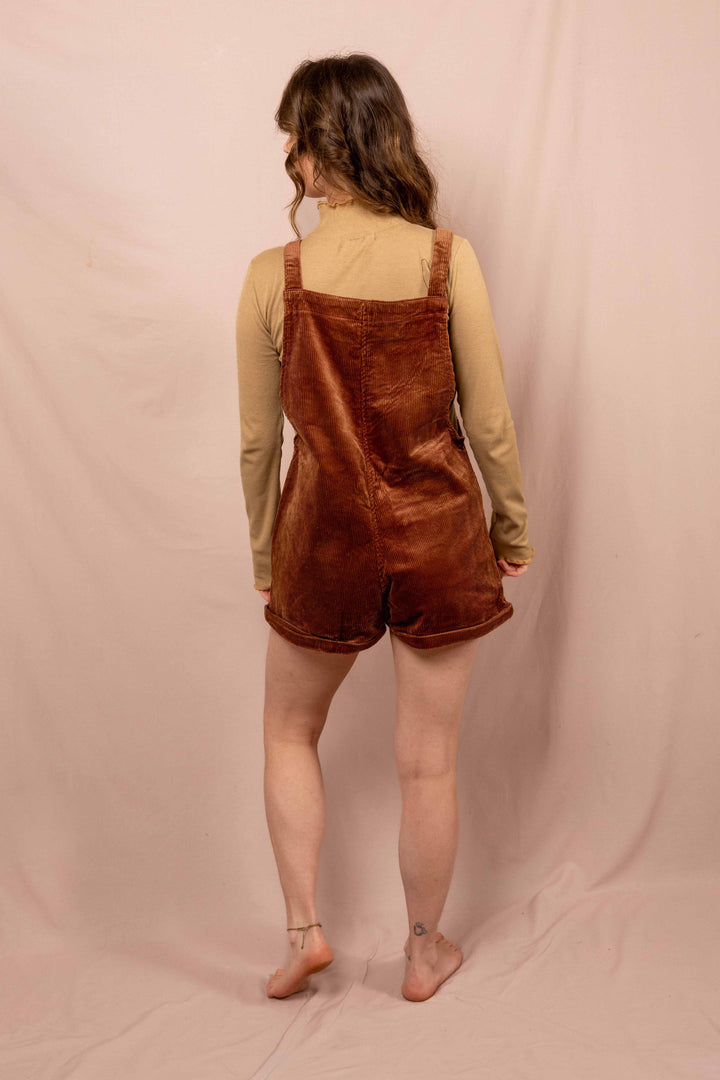 Kurze Latzhose aus Cord Baumwolle, Unisex Hose in Rost Rot für Frauen und Männer mit Taschen