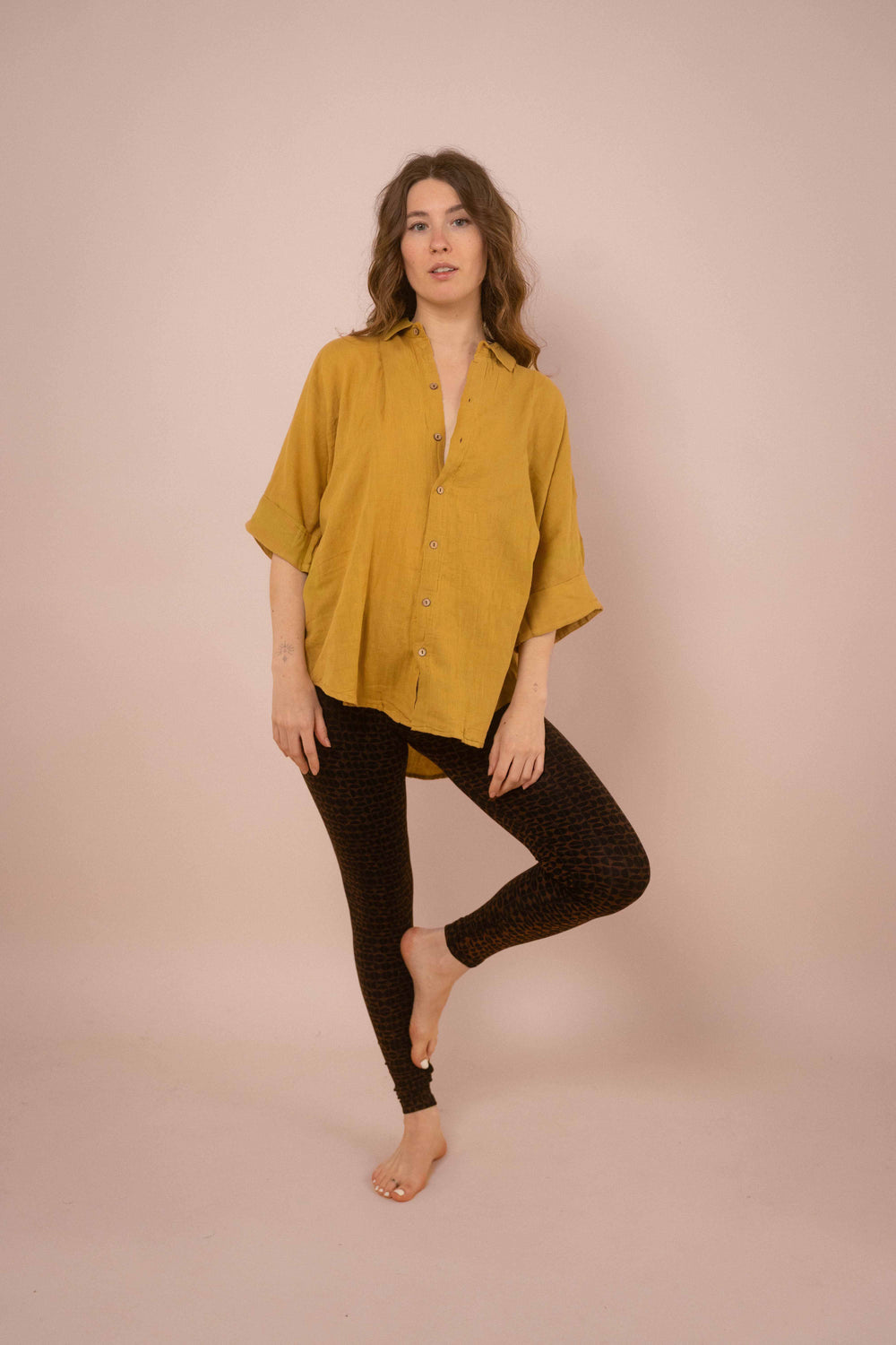 Musselin-Hemd JAMIE Mustard, Oversize Bluse aus 100% Baumwolle, in Gelb, Frauenshirt mit Knöpfen, Übergroßes Sommerhemd mit kurzen Ärmeln, Kurze Musselinbluse für Damen, Button up down shirt Frau, Unisex, Männer