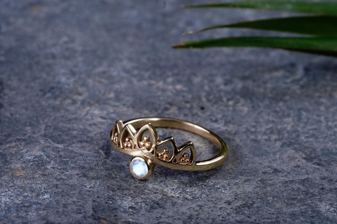 Ring aus Messing ~ mit Mondstein, weißer Edelstein ~ Krone, Tiara ~ Zart, Minimalistisch, Klein